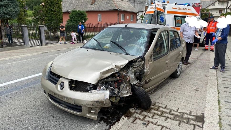 Patru persoane rănite, în urma unui accident cumplit. O victimă a rămas încarcerată - FOTO