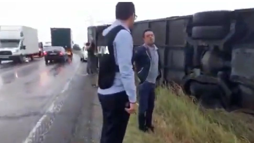 Un autocar s-a răsturnat pe marginea drumului, în județul Argeș- VIDEO