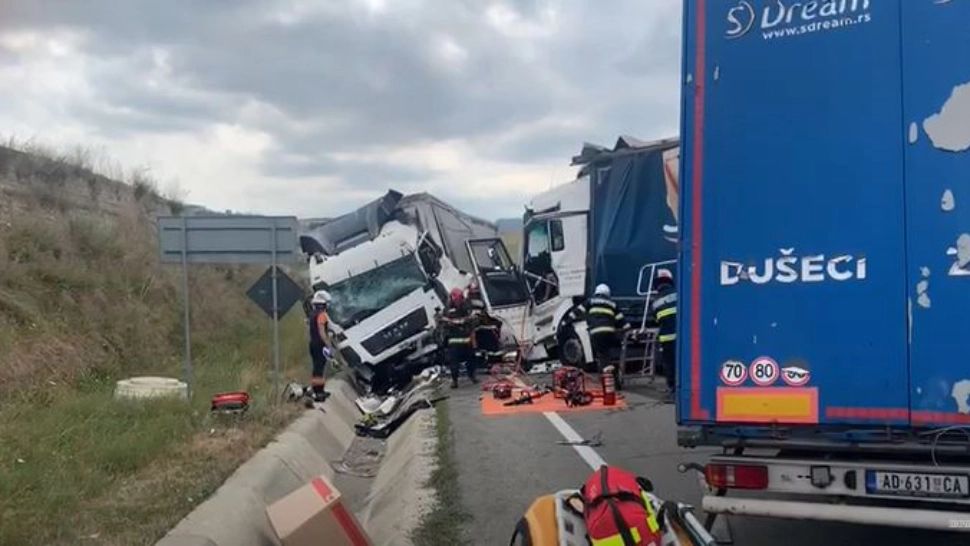 Accident grav între două TIR-uri pe centura Clujului - Ambii șoferi au rămas încarcerați - Traficul complet blocat - VIDEO