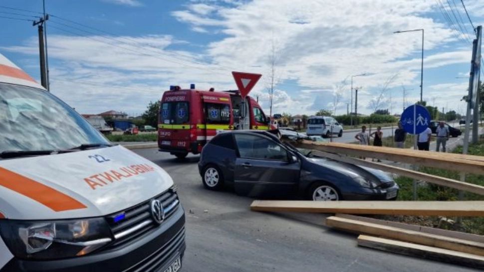 Un copil de 3 ani, rănit după ce parbrizul mașinii în care se afla a fost străpuns de lemne - FOTO