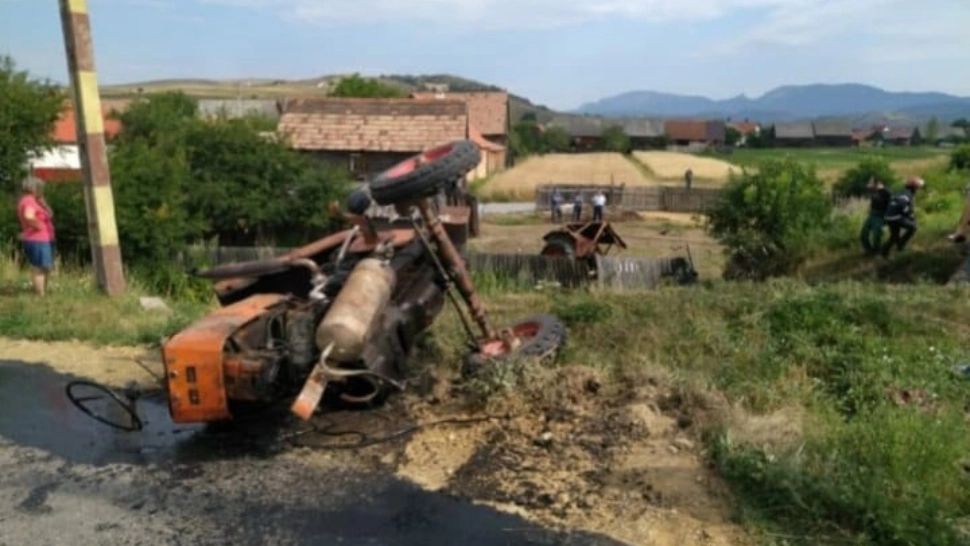 Accident înfiorător în Harghita. Internaționalul de Budapesta a spulberat un tractor. Șoferul A MURIT pe loc - FOTO 