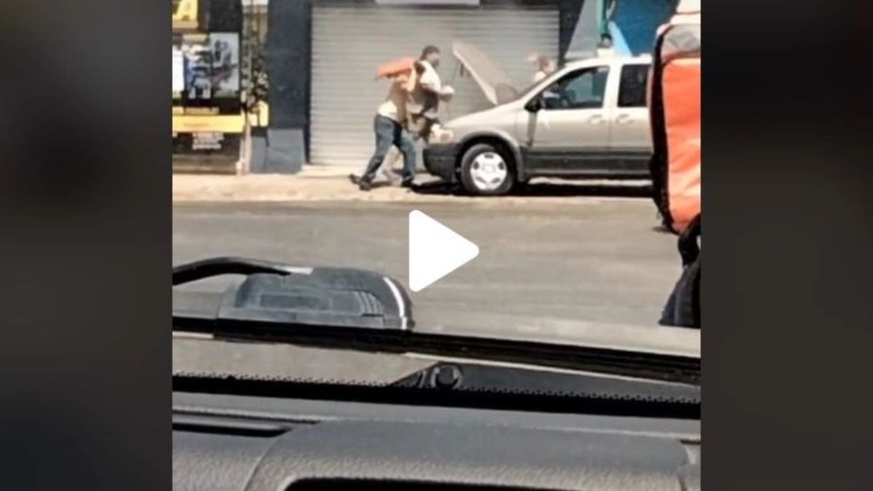 VIDEO – În timp ce filma un șofer cum încearcă să stingă incendiul din mașină sa, un trecător a surprins un alt accident teribil