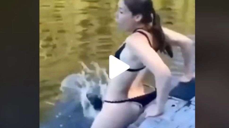 VIDEO – Slipul costumului de baie s-a agățat într-un cui în momentul în care o tânără a sărit în apă – Imaginile au devenit virale