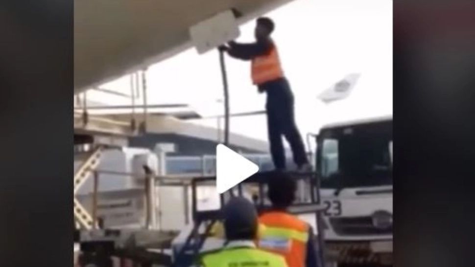 VIDEO – Cel mai scârbos accident de pe un aeroport – Cum a fost surprins un angajat