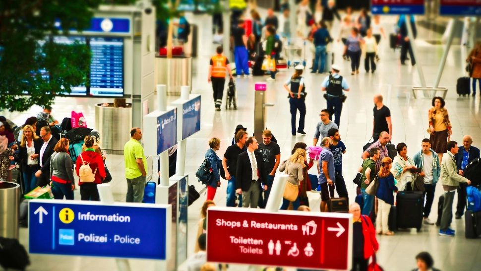 Haos în aeroporturi. O tânără a rămas fără bagaje în valoare de 10.000 de dolari. Și-a pierdut inclusiv rochia de mireasă