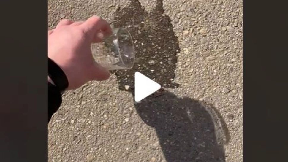 VIDEO – Un român a turnat un pahar de apă pe asflatul încins și a reușit să uimească internetul cu asta: “Jos pălăria! Felicitări!”