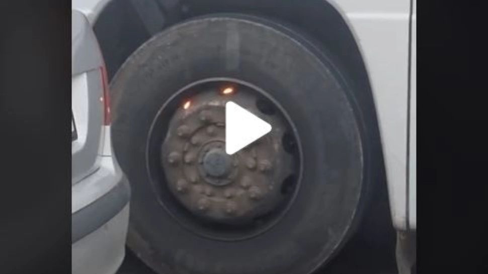 VIDEO – Roată unui autobuz, în flăcări, în traficul din București – Cum a reacționat șoferul