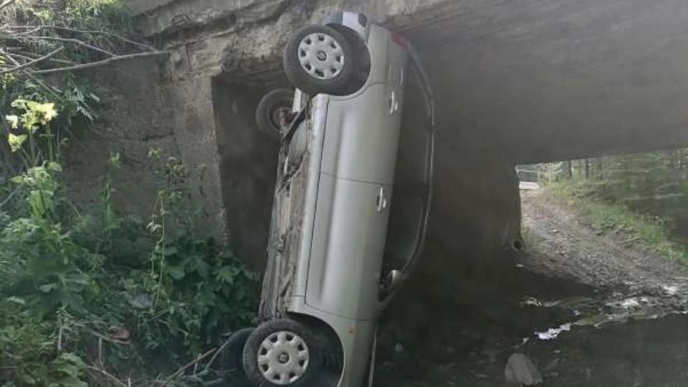 2 persoane au fost rănite după ce mașina în care se aflau a căzut de pe un pod, în Neamț