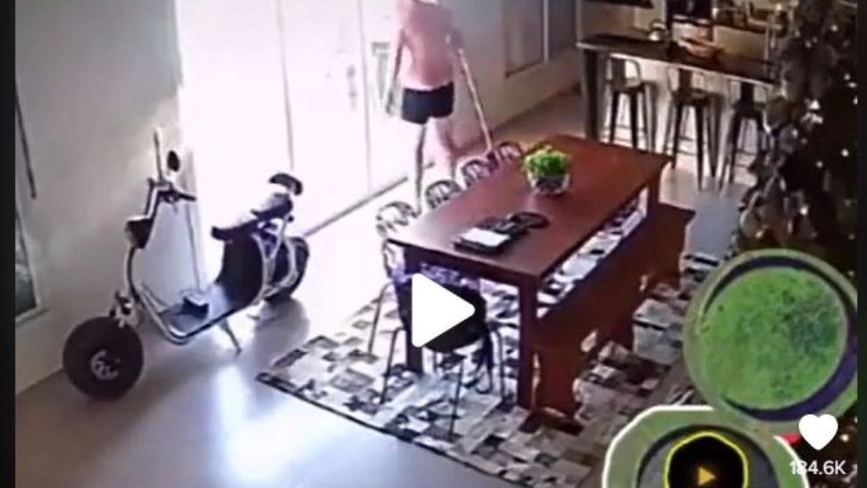 VIDEO – Unui bărbat i-a luat foc scuterul electric în casă – Reacția să în momentul incendiului, uluitoare: “Parcă e un film cu Charlie Chaplin”