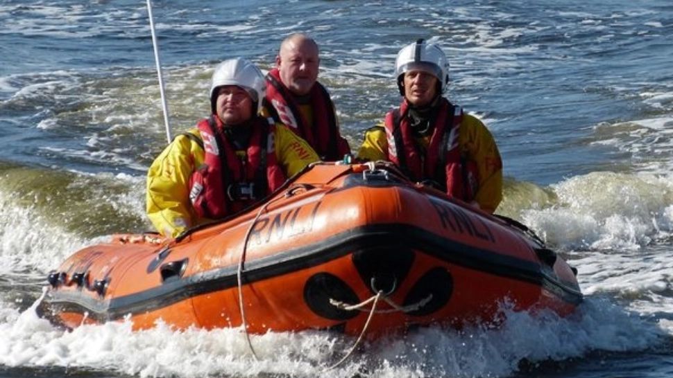 O barcă gonflabilă cu 12 persoane s-a răsturnat în apele râului Mureș - Un copil de doar 3 ani a murit, alte 4 persoane sunt date dispărute