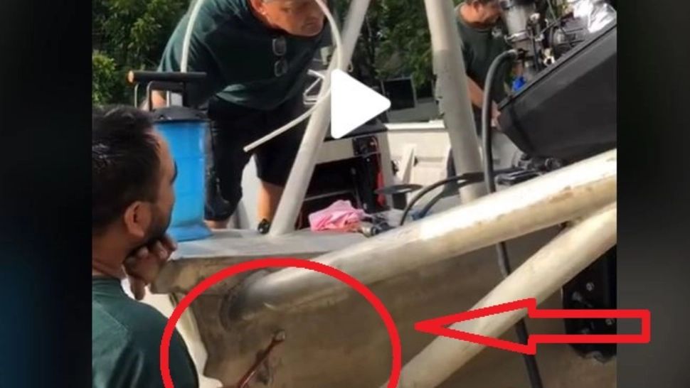 VIDEO – Motorul bărcii scotea un zgomot foarte ciudat și proprietarul nu înțelegea ce “bate” – Reacția genială când și-a dat seama că e o farsă a prietenilor