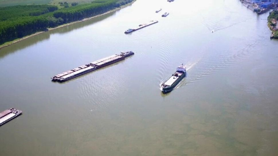 Primele daune produse de caniculă: 3.600 de tone de cărbune de pe trei barje ard în apropiere de Zimnicea 