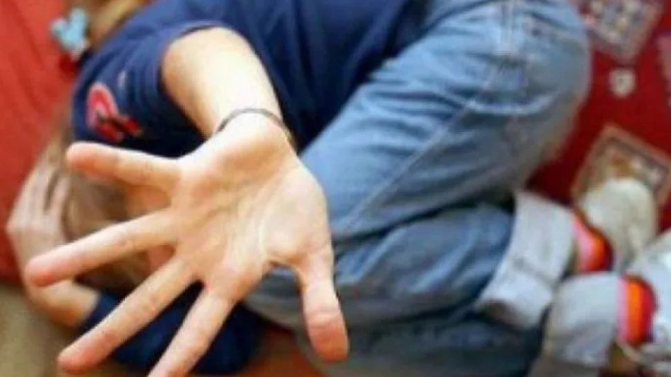 Un adolescent a ajuns la spital după ce a fost bătut până s-a prăbușit, chiar în fața unui mall din Cluj – VIDEO