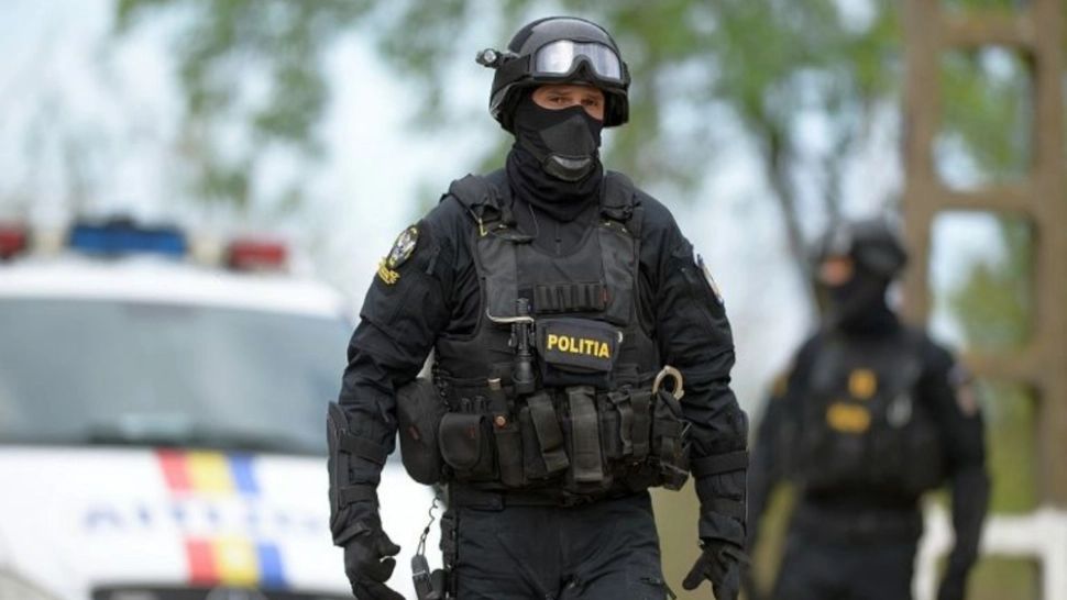 Percheziții în Borșa: polițiștii au găsit mai multe trofee de cerb și căprior. Ce RISCĂ bărbatul