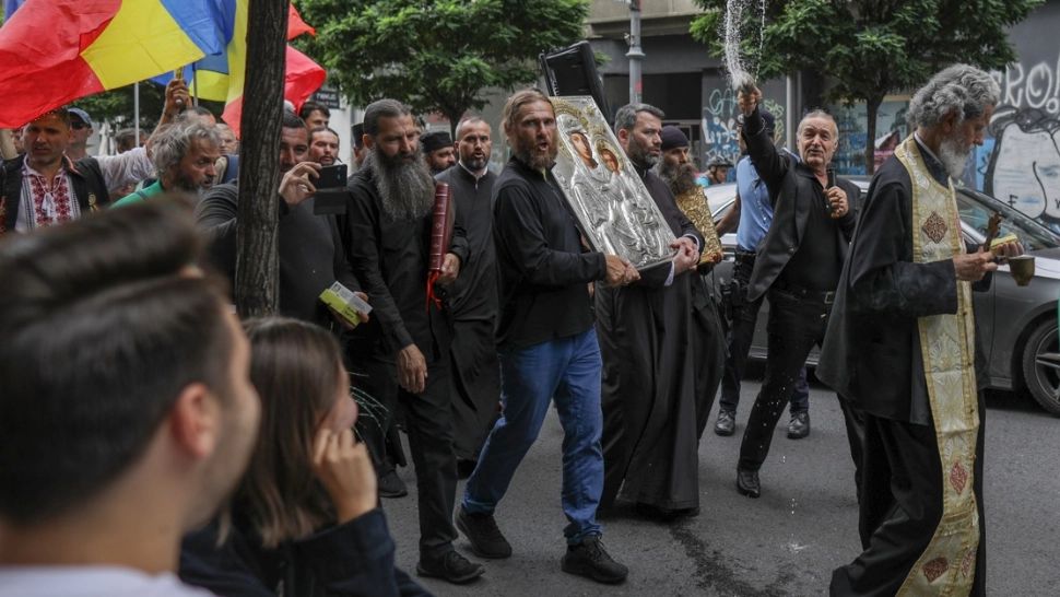 Gigi Becali, procesiune cu preoți după parada Bucharest Pride: a stropit cu agheasmă Calea Victoriei  - FOTO