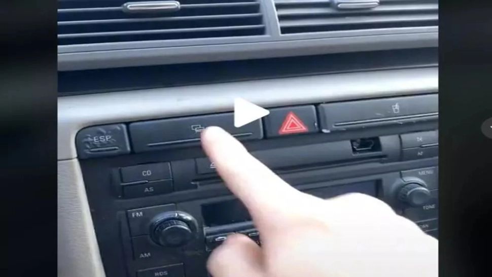 VIDEO – Mașina arată că nouă, dar când începi să apeși pe butoane are “funcții speciale” – Ce încearcă să vândă un samsar de mașini