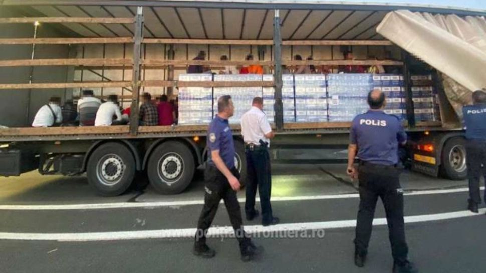 41 de migranţi, depistaţi când încercau să treacă ilegal graniţa în Ungaria, într-un TIR cu detergent