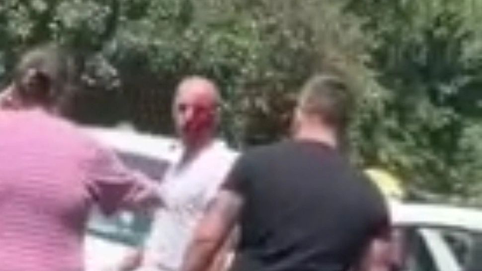 2 șoferi s-au luat la bătaie, pe un bulevard din Galați. Scene ȘOCANTE surprinse de martori - VIDEO