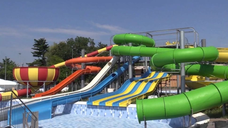 Bani europeni pierduți pe un aquapark lăsat în paragină. Lucrearea începută de 10 ani, promisă de trei primari