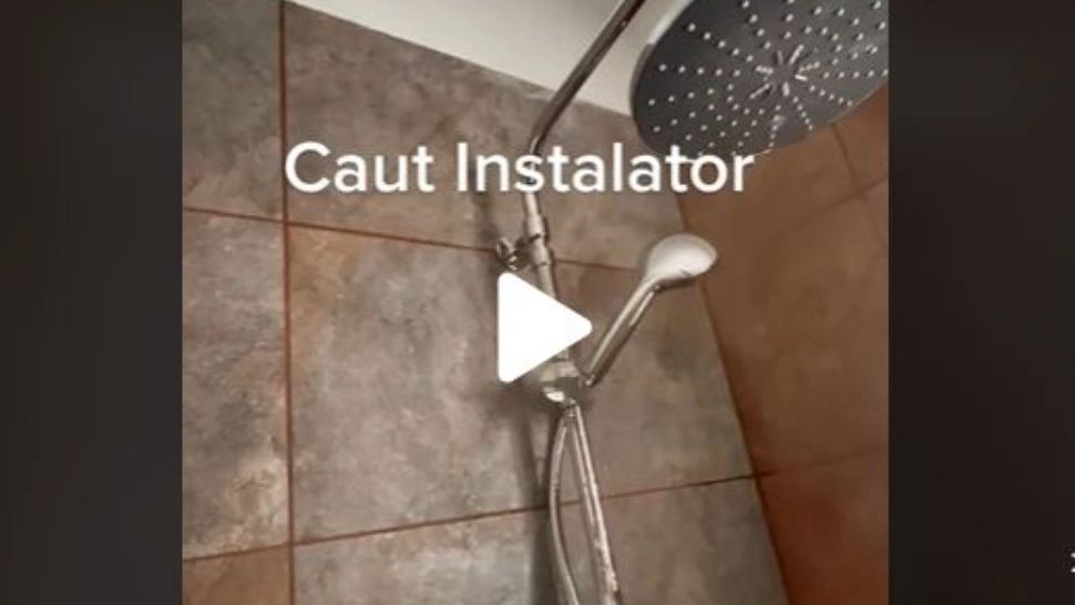 VIDEO – Și-a reparat singur baia și acum are nevoie de instalator – Soția sa a ras cu lacrimi când a văzut cum funcționează dușul