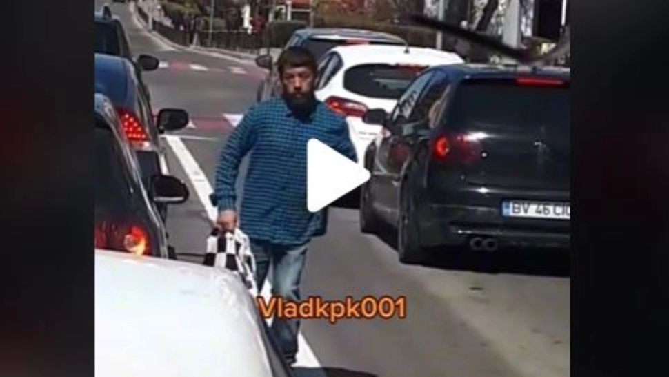 VIDEO – Cerșetor fals, viral pe TikTok – Ce face după ce strânge bani în intersecțiile aglomerate