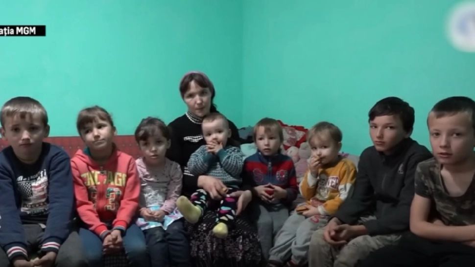 Drama unei familii cu 9 copii: prețurile i-au îngenuncheat - micuții își doresc o vacă, nu un telefon mobil 