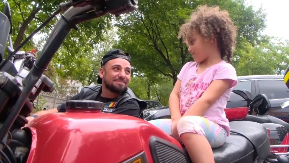 Ajutor pe două roți pentru copiii bolnavi de cancer. Surpriză de neuitat pentru micuții de la Spitalul Fundeni - VIDEO