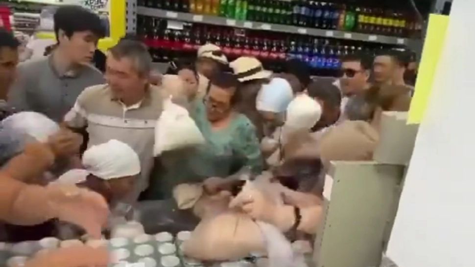 S-au bătut pentru un pachet de zahăr. Cum se răzbună Rusia pe cei care nu-i sunt alături  -VIDEO