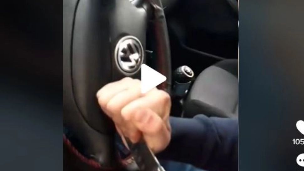 VIDEO – Un român s-a filmat în timp ce băga cuțitul în volanul mașinii și tot internetul i-a “sărit în cap”: “Nu ești prea inteligent”