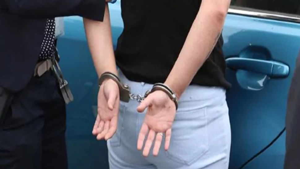 Femeia care s-a răsturnat cu o mașină plină de migranți, în Timiș, și apoi a fugit a ajuns în arest: ce ACUZAȚII i se aduc