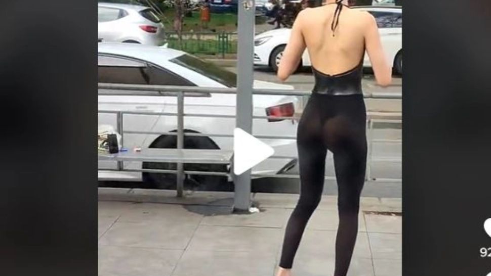 VIDEO – O tânăra în colanți transparenți s-a apucat să danseze într-o stație de tramvai din București. Ea se filma pentr un TikTok