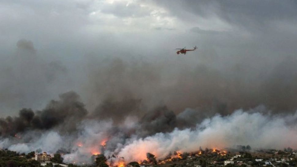 Alertă în Grecia din cauza incendiilor - SUTE de turiști români, blocați pe insula Lefkada - VIDEO