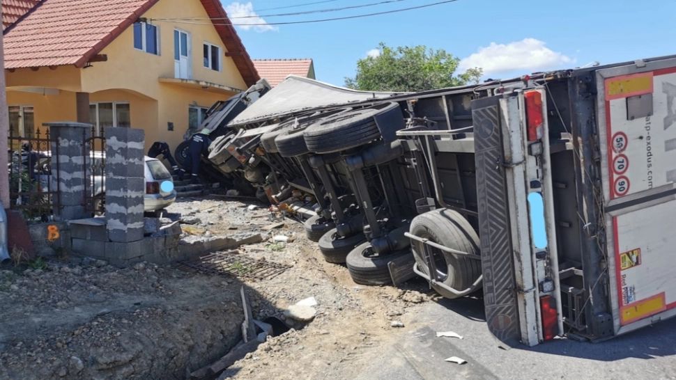 Accident urmat de incendiu, în Mureș. 4 victime, dintre care 2 copii – FOTO