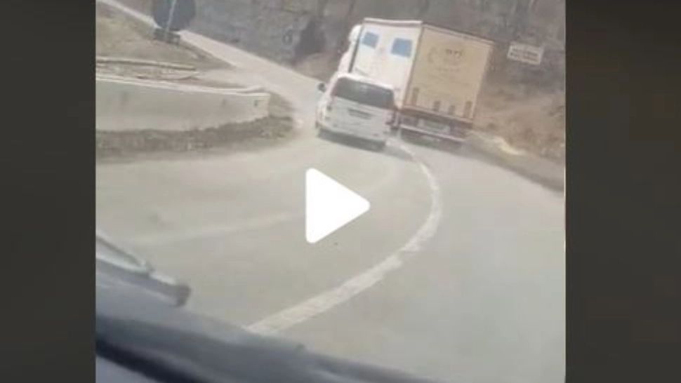 VIDEO – Un “dubițar” s-a săturat să meargă încet în spatele TIR-ului așa că a forțat o depășire halucinantă – Putea să se termine tragic