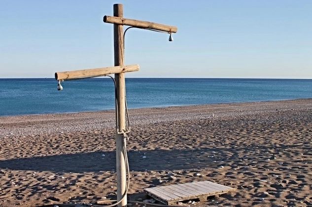 În Mamaia a apărut "taxa de duș". Cât costă să te speli pe plajă