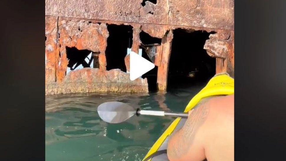 VIDEO – Un tânăr a intrat cu caiacul în interiorul epavei de la Costinești – Imaginile sunt fabuloase și au devenit virale