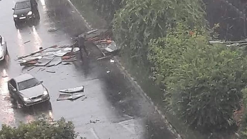 Furtună devastatoare la Râmnicu Vâlcea. Acoperișuri luate de vânt, copaci rupți FOTO/VIDEO