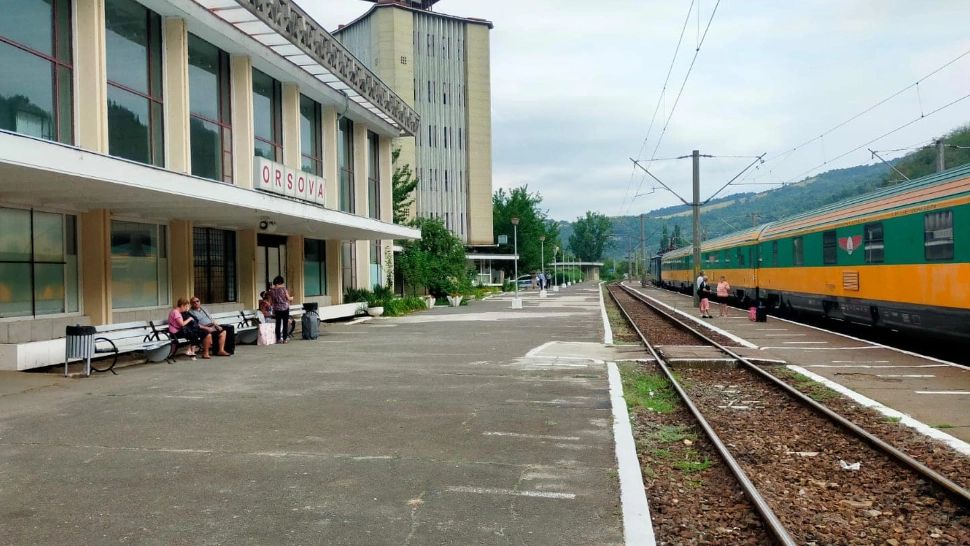 Patru trenuri de călători, blocate de mai multe ore la Severin și Orșova, din cauza unei pene de curent