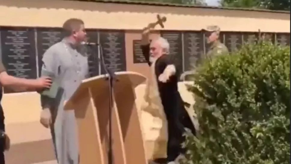 Bătaie între doi preoți - Momentul în care unul dintre ei începe să-l lovească pe celălalt cu o cruce - VIDEO