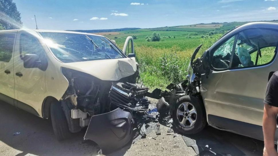 Accident cumplit între două microbuze - 4 persoane, rănite