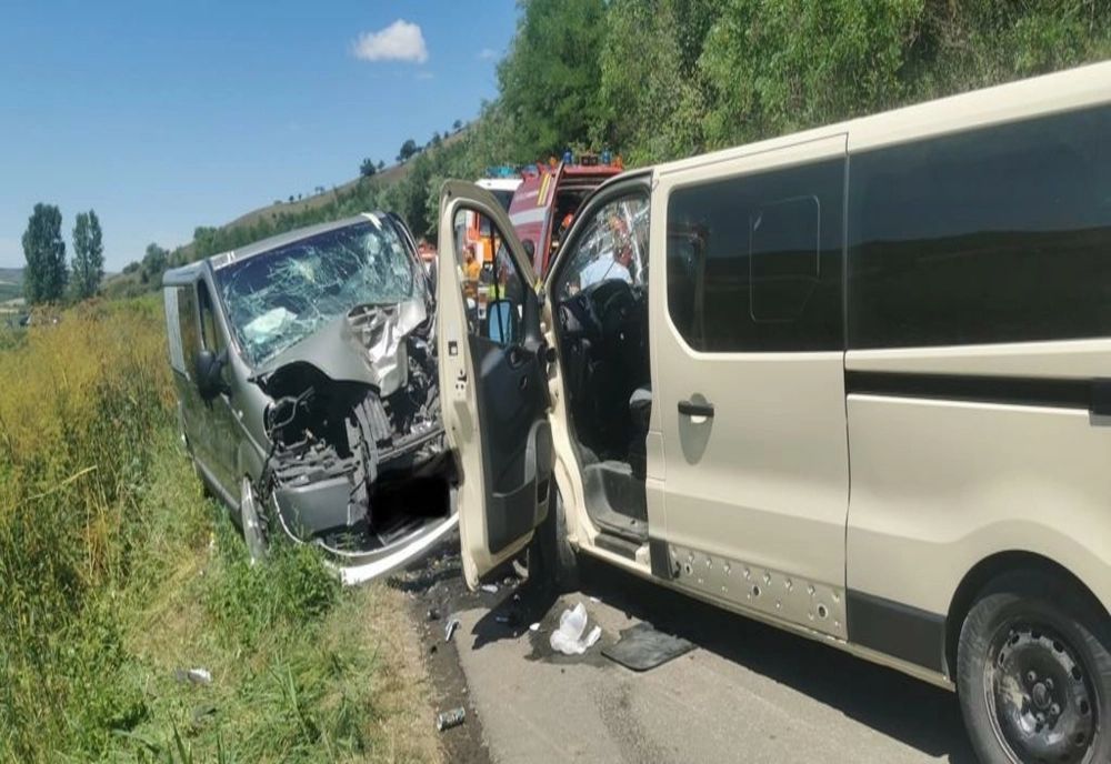 Cel puțin 16 morți într-un accident rutier extrem de grav - Coliziune între un microbuz și două camioane