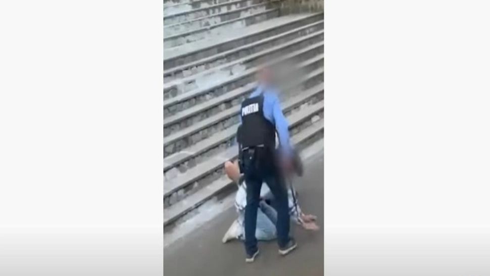 Un tânăr, îngenuncheat și bătut cu bestialitate de un poliţist - Imagini revoltătoare -Video