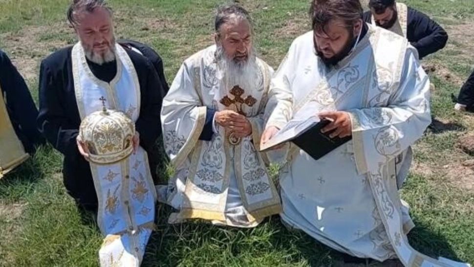 IPS Teodosie stropește câmpurile cu aghiasmă împotriva secetei - VIDEO