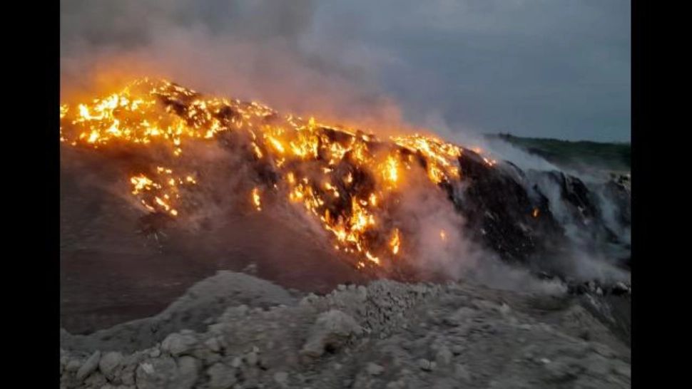 INCENDIU uriaș la groapa de gunoi a oraşului Băicoi - Flăcările, declanșate de o țigară aprinsă - FOTO&VIDEO