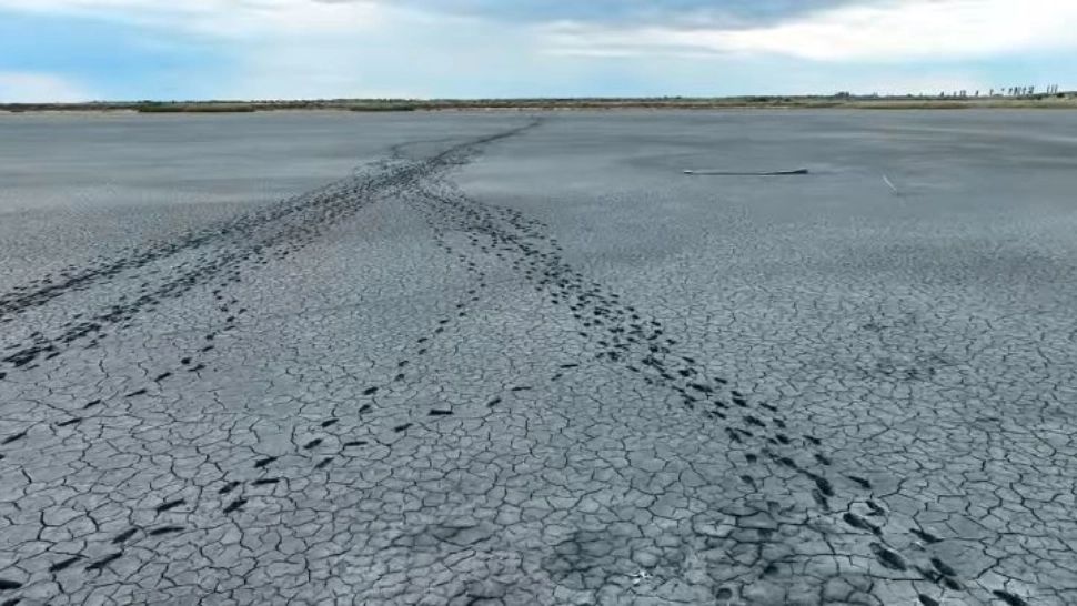 Imagini terifiante cu deșertul apărut în locul lacului Amara care a secat în această vară din cauza temperaturilor extreme din România