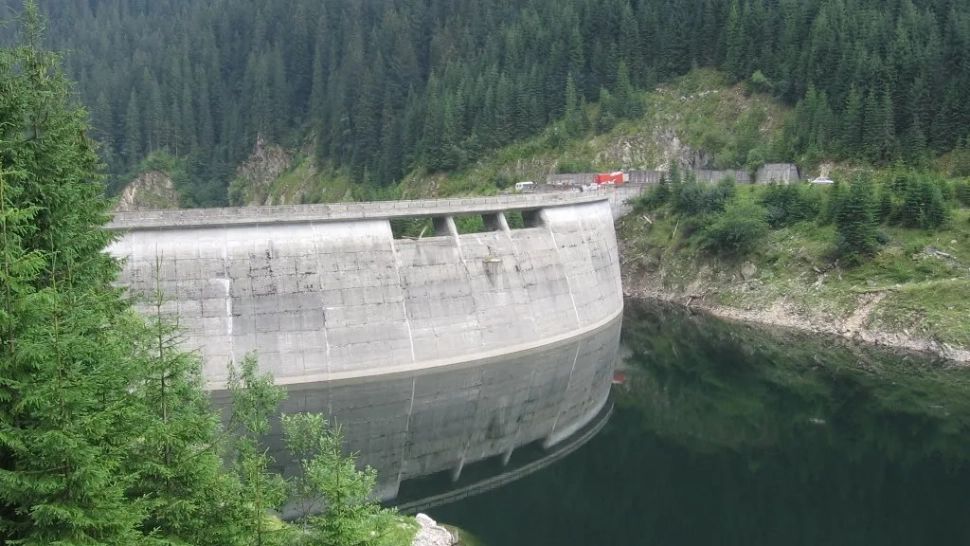 Alertă pe un lac de acumulare din Vâlcea. Un bărbat a fost la un pas să moară înecat
