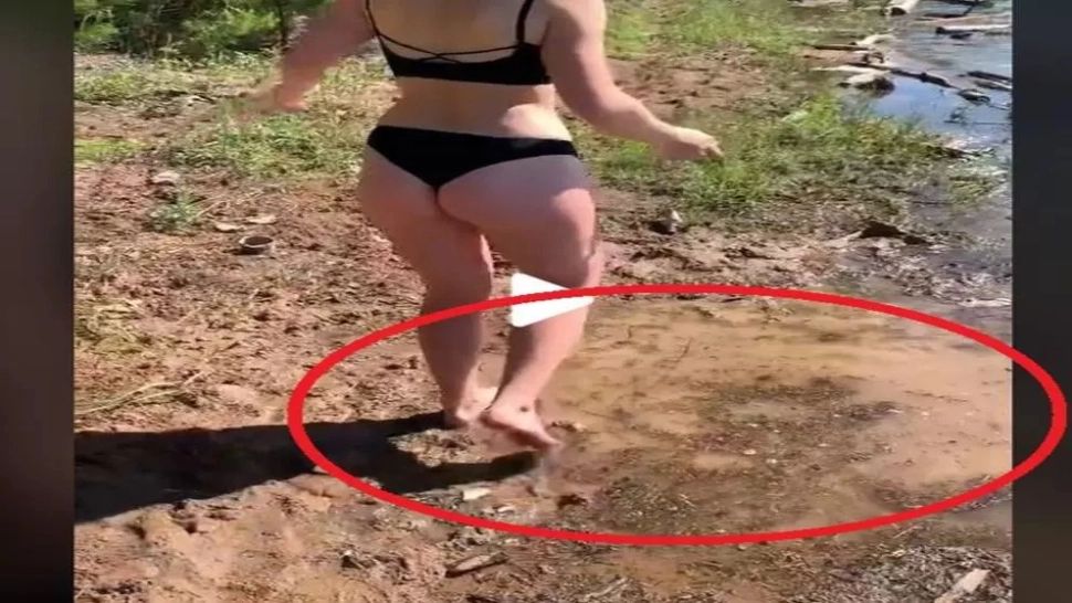 VIDEO – Ce ascundea malul mlăștinos al unui lac – Tânăra din imagine a aflat pe propria piele