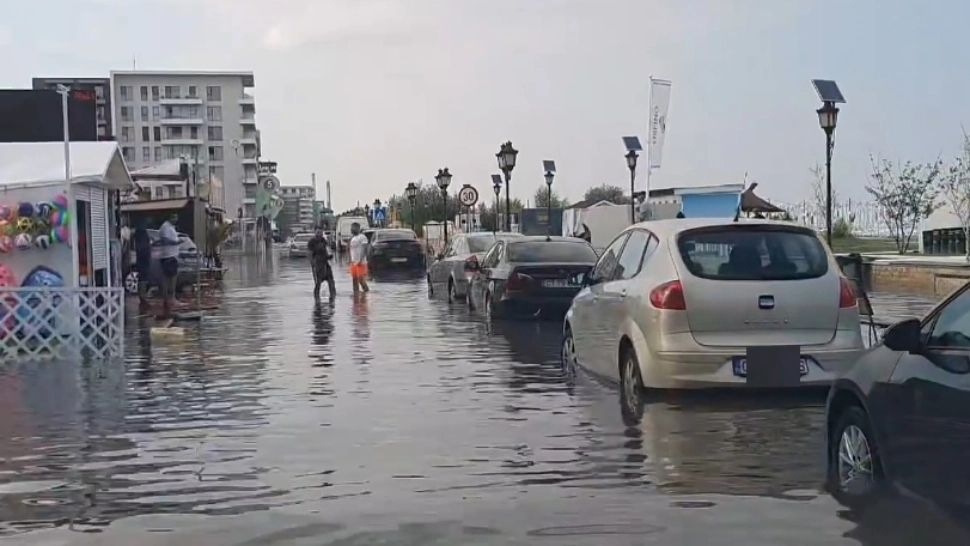 Inundații în stațiunea preferată a românilor. Mamaia Nord, Mica Veneție după o ploaie de vară - VIDEO