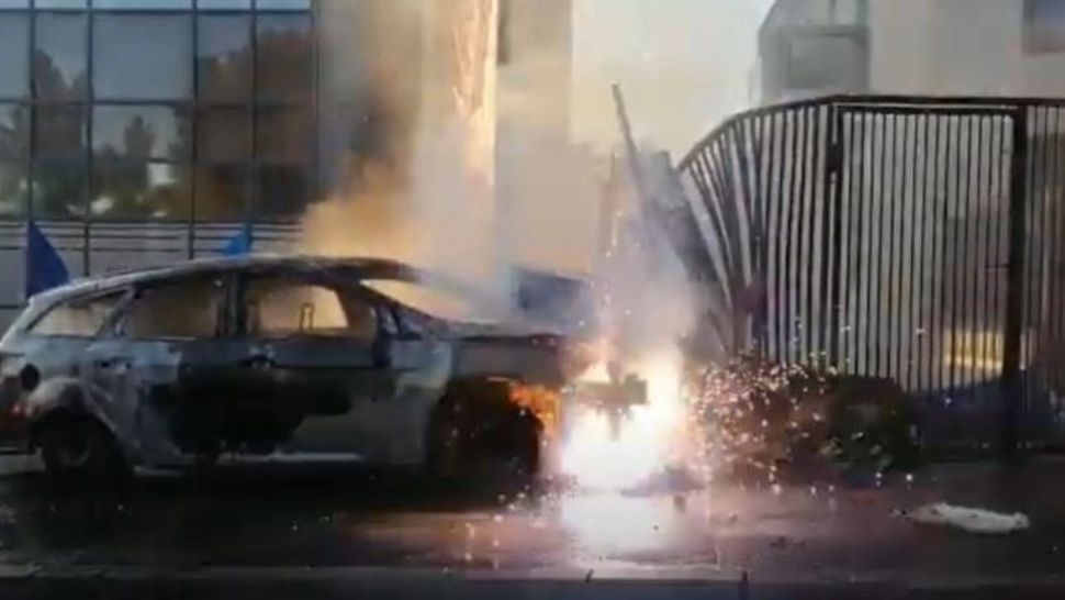 O mașină a luat foc după ce a intrat într-o țeavă de gaz, în Cluj - Șoferul este în stare gravă