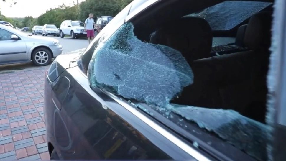 Atac mafiot în lumea politică: femeie cu copil în brațe, trântită la pământ de agresori, 3 mașini distruse - VIDEO